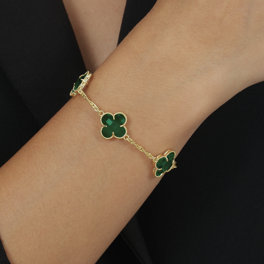 Pulseira Lilith Allure Dourada Trevos Zircônia Verde. Lilith Allure Gold Bracelet with Green Zirconia Clovers