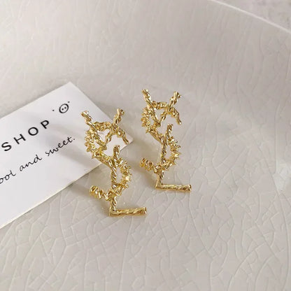 Vintage design francês sentido de metal atmosfera letras em inglês brincos luz luxo alto nível senso de cem brincos femininos