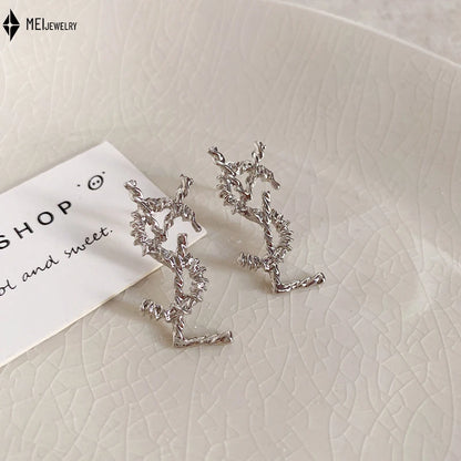 Brincos leves de luxo de alta qualidade com letras de zircônia cúbica de pérola