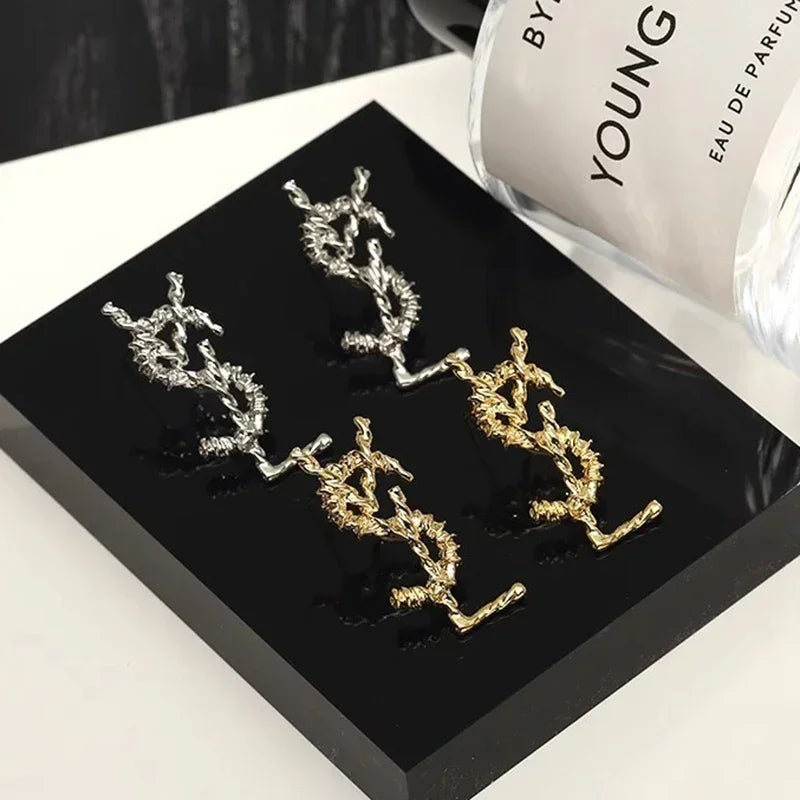 Vintage design francês sentido de metal atmosfera letras em inglês brincos luz luxo alto nível senso de cem brincos femininos