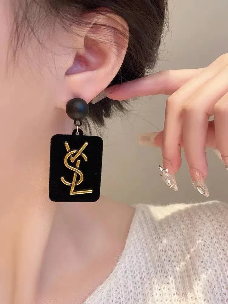 brincos pretos feminino vintage elegante