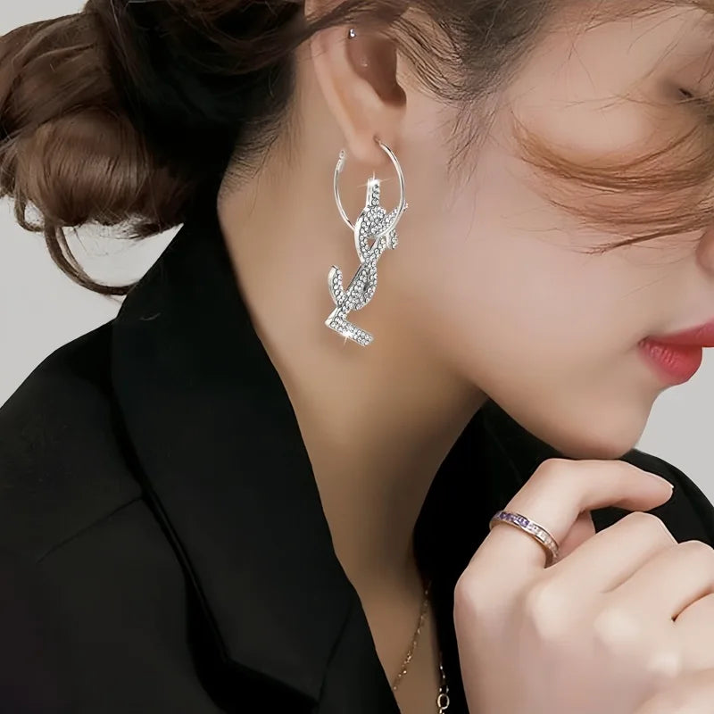 Brincos retrô de metal com textura fosca, cor dourada