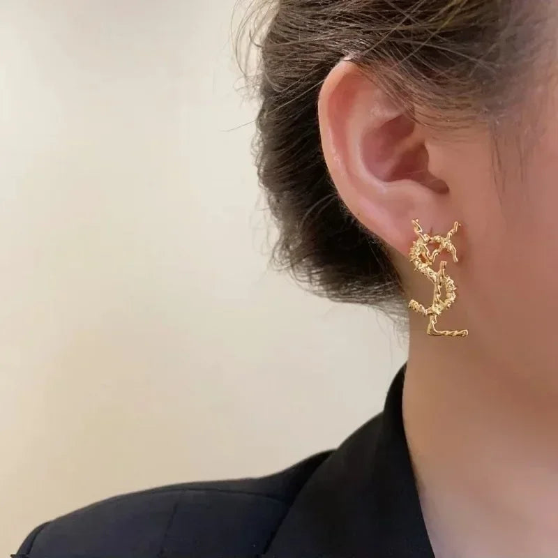 Vintage design francês sentido de metal atmosfera letras em inglês brincos luz luxo alto nível senso de cem brincos femininos