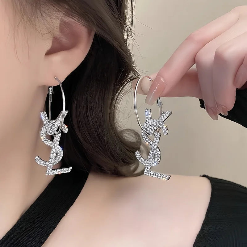 Brincos retrô de metal com textura fosca, cor dourada