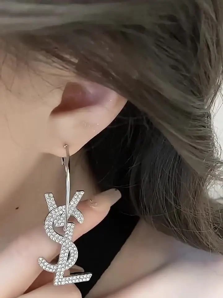 Brincos retrô de metal com textura fosca, cor dourada