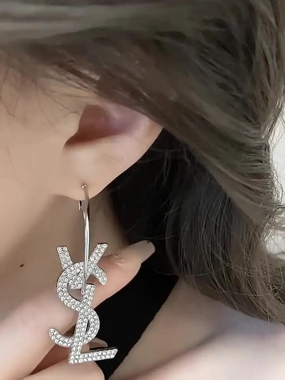 Brincos retrô de metal com textura fosca, cor dourada