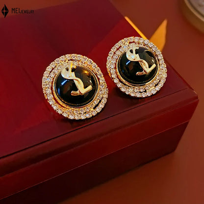 Brincos leves de luxo de alta qualidade com letras de zircônia cúbica de pérola