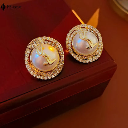 Brincos leves de luxo de alta qualidade com letras de zircônia cúbica de pérola