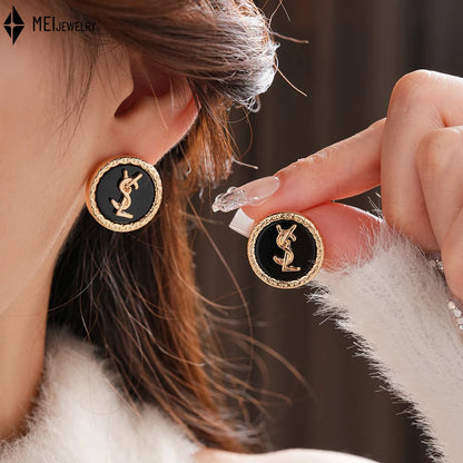 Brincos leves de luxo de alta qualidade com letras de zircônia cúbica de pérola