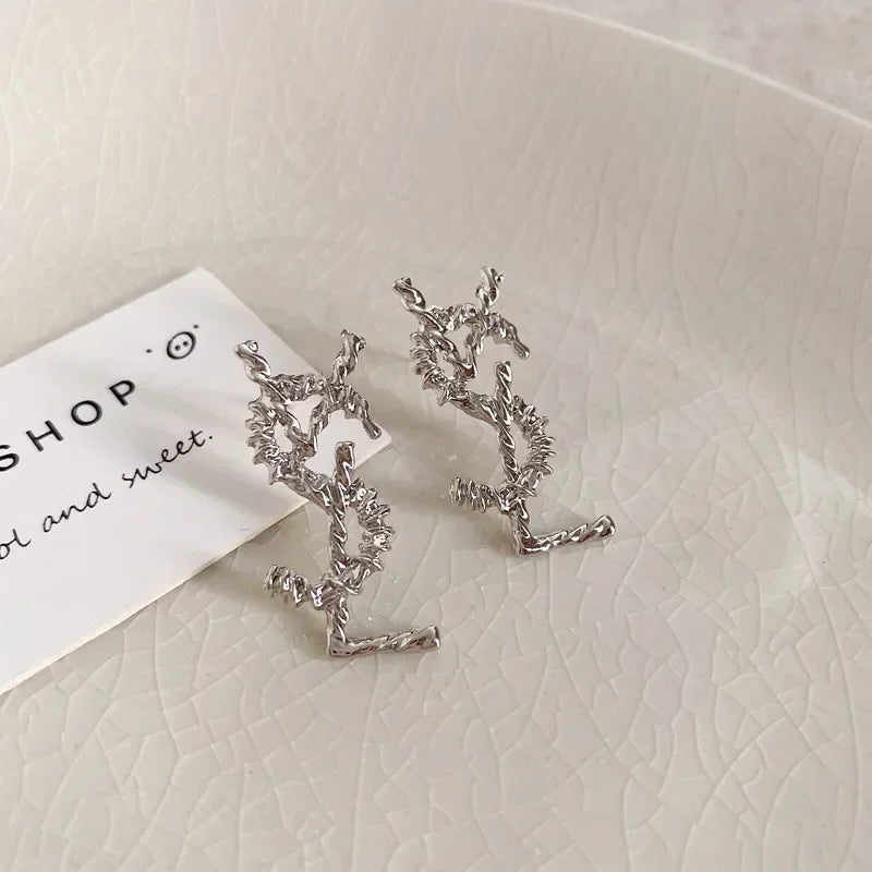 Vintage design francês sentido de metal atmosfera letras em inglês brincos luz luxo alto nível senso de cem brincos femininos