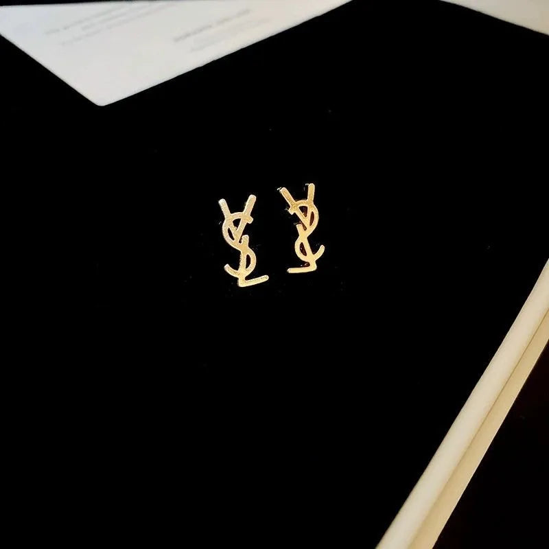 brincos MONOGRAMA CASSANDRE