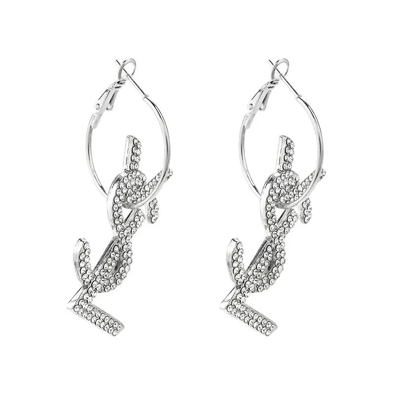 Brincos retrô de metal com textura fosca, cor dourada