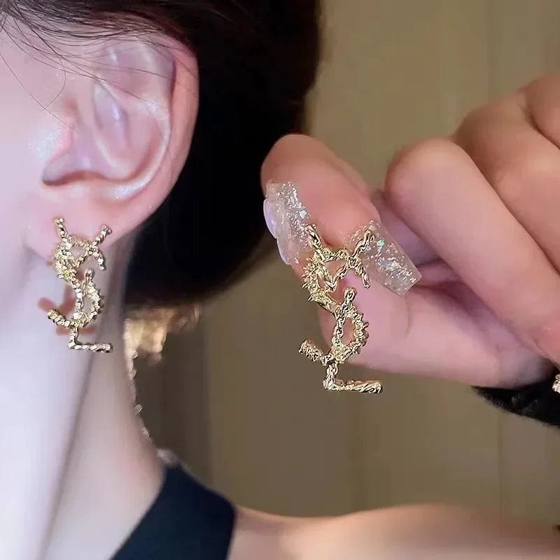 Vintage design francês sentido de metal atmosfera letras em inglês brincos luz luxo alto nível senso de cem brincos femininos