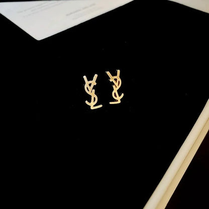 brincos MONOGRAMA CASSANDRE