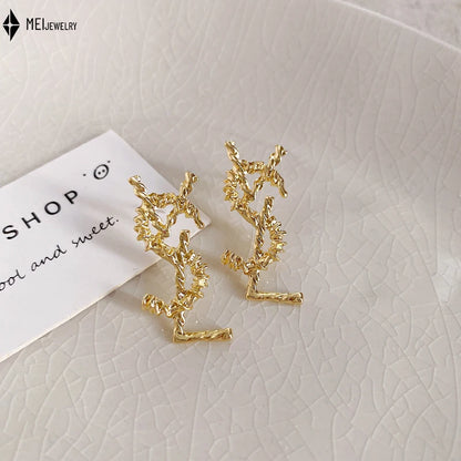 Brincos leves de luxo de alta qualidade com letras de zircônia cúbica de pérola