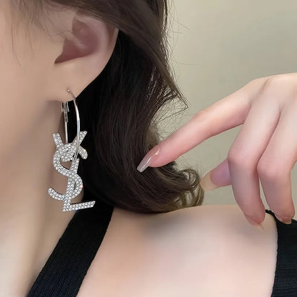 Brincos retrô de metal com textura fosca, cor dourada