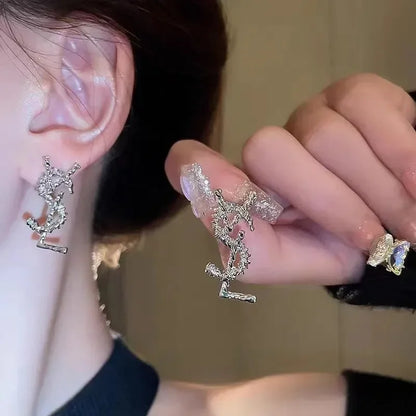 Vintage design francês sentido de metal atmosfera letras em inglês brincos luz luxo alto nível senso de cem brincos femininos