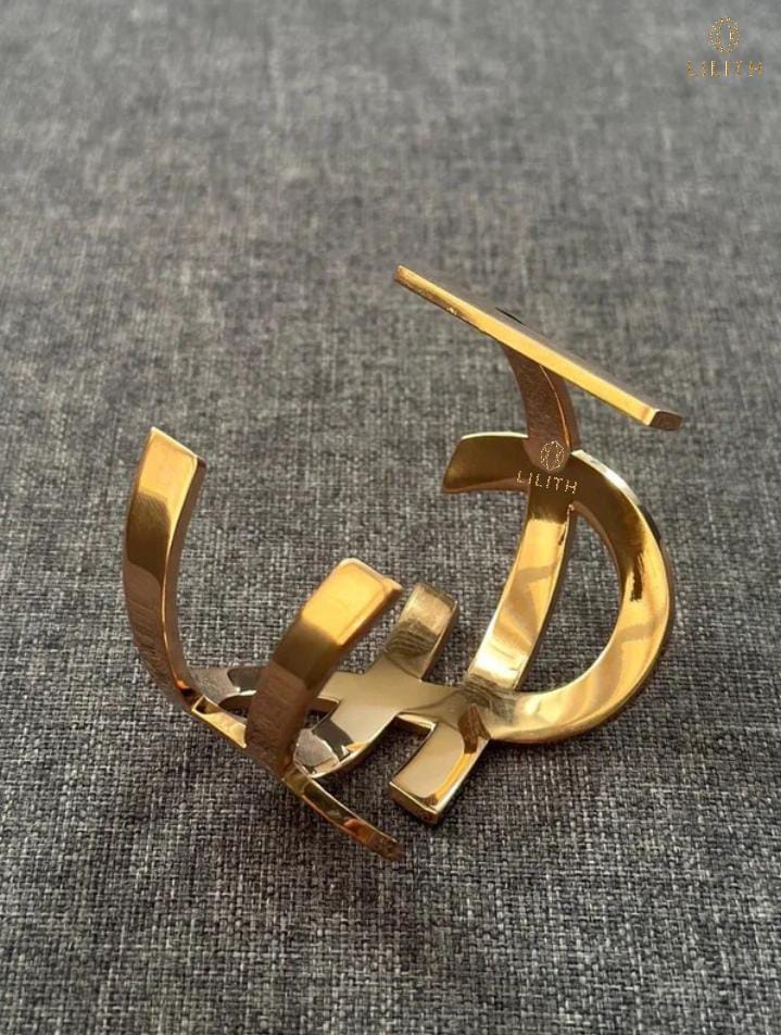 Bracelete Monogramme Cuff da Saint Laurent.