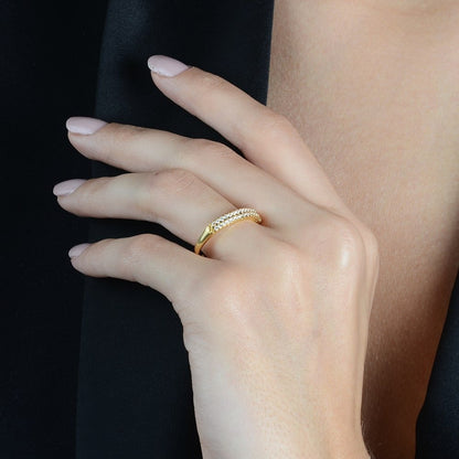 Anel Lilith Allure Dourado Aparador de Aliança Duplo Cravejado de Zircônia / Lilith Allure Gold Double Ring Guard with Zirconia Pavé