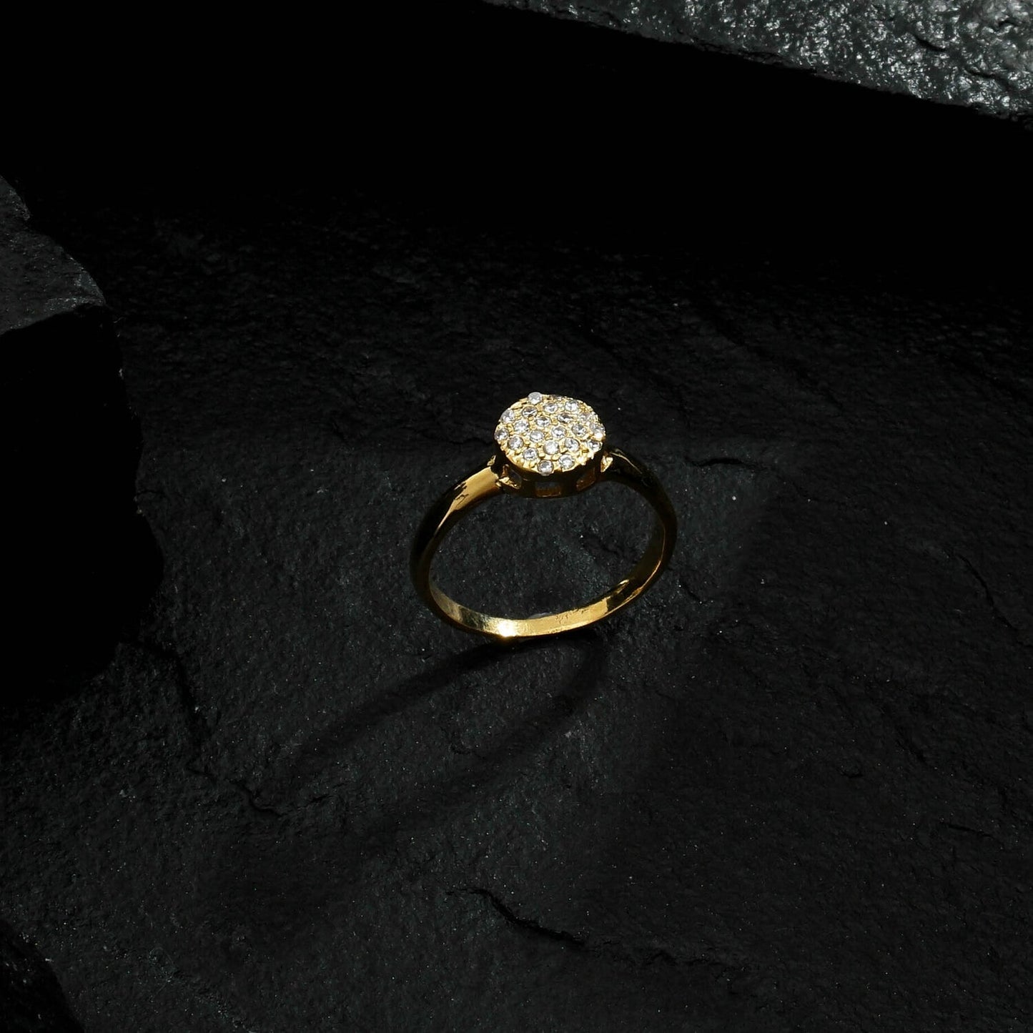 Anel Lilith Allure Dourado Chuveirinho Cravejado de Zircônia / Lilith Allure Gold Pavé “Chuveirinho” Ring with Zirconia Stones