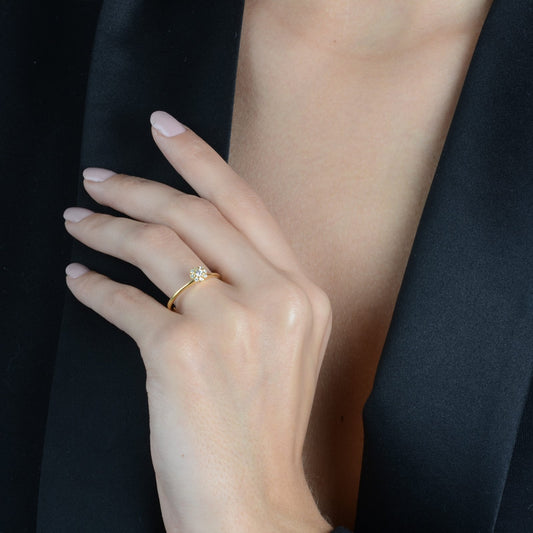 Anel Lilith Allure Dourado com 9 Pedras de Zircônia / Lilith Allure Gold Ring with 9 Zirconia Stones