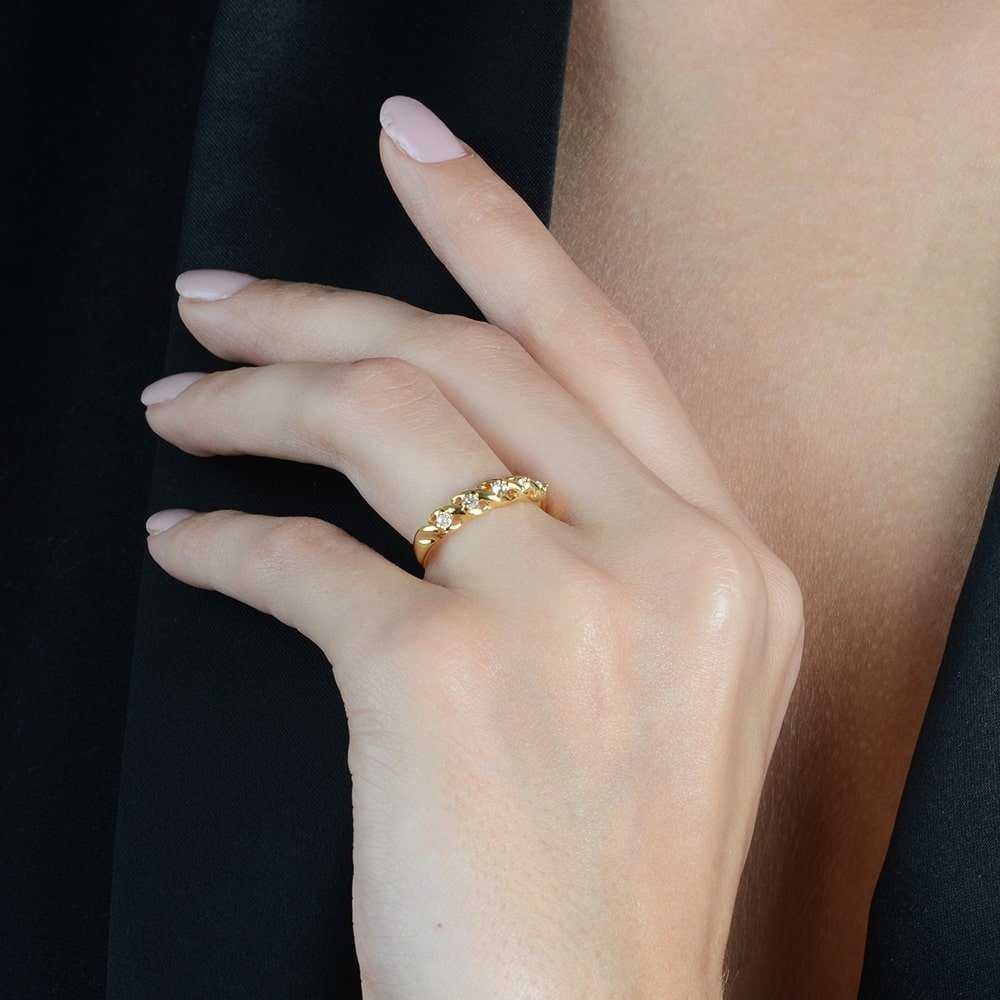 Anel Lilith Allure Dourado Meia Aliança 5 Pedras de Zircônia / Lilith Allure Gold Half Eternity Ring with 5 Zirconia Stones