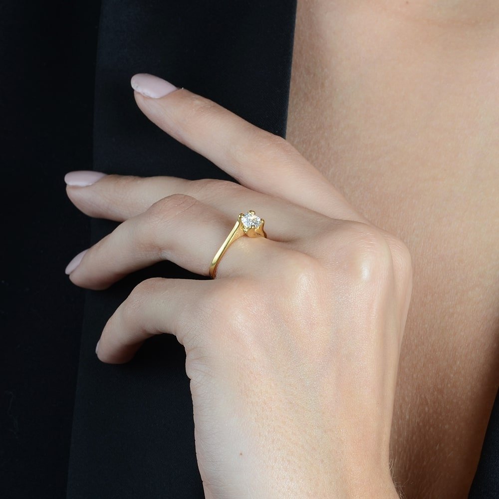 Anel Lilith Allure Dourado Solitário com Pedra de Zircônia Pequena / Lilith Allure Gold Solitaire Ring with Small Zirconia Stone