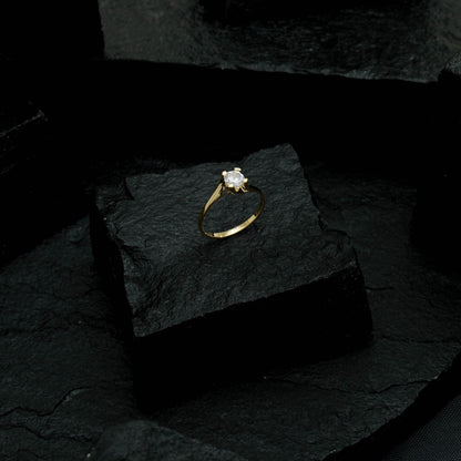 Anel Lilith Allure Dourado Solitário com Pedra de Zircônia Pequena / Lilith Allure Gold Solitaire Ring with Small Zirconia Stone