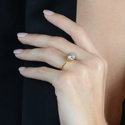 Anel Lilith Allure Dourado Solitário com Pedra de Zircônia / Lilith Allure Gold Solitaire Ring with Zirconia Stone