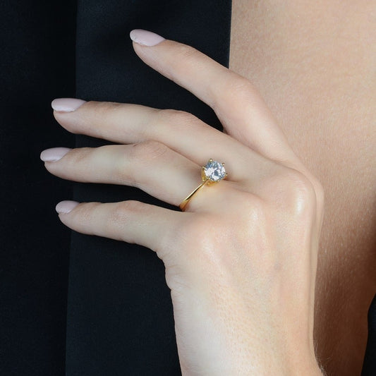 Anel Lilith Allure Dourado Solitário com Pedra de Zircônia / Lilith Allure Gold Solitaire Ring with Zirconia Stone