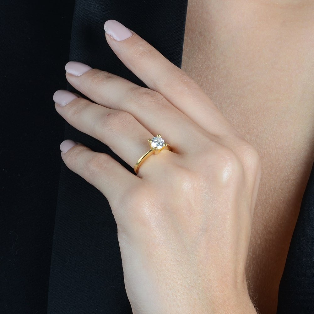 Anel Lilith Allure Dourado Solitário com Pedra Zircônia / Lilith Allure Gold Solitaire Ring with Zirconia Stone