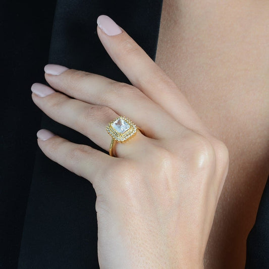 Anel Lilith Allure Dourado Solitário com Zircônia / Lilith Allure Gold Solitaire Ring with Zirconia Stone