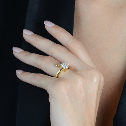 Anel Lilith Allure Dourado Solitário Coração em Zircônia / Lilith Allure Gold Solitaire Ring with Heart-Shaped Zirconia