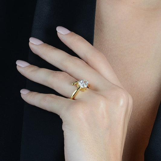 Anel Lilith Allure Dourado Solitário Coração em Zircônia / Lilith Allure Gold Solitaire Ring with Heart-Shaped Zirconia