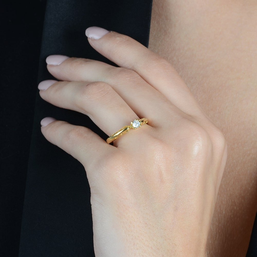 Anel Lilith Allure Dourado Solitário Vazado com Pedra Zircônia / Lilith Allure Gold-Plated Hollow Solitaire Ring with Zircon Stone