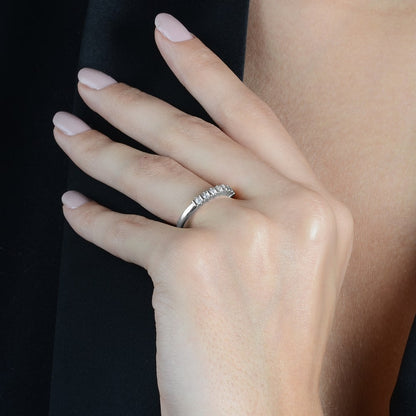 Anel Lilith Allure Prateado Aparador de Aliança Cravejado com 7 Pedras de Zircônia / Lilith Allure Silver-Plated Wedding Band Enhancer Ring with 7 Cubic Zirconia Stones