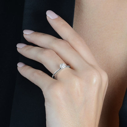 Anel Lilith Allure Prateado com 9 Pedras de Zircônia / Lilith Allure Silver Ring with 9 Zirconia Stones