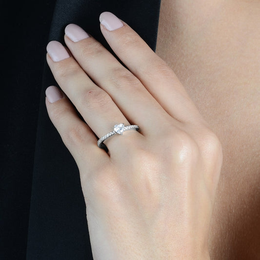 Anel Lilith Allures Prateado Solitário de Coração em Zircônia / Lilith Allure Silver Heart Solitaire Ring with Zirconia