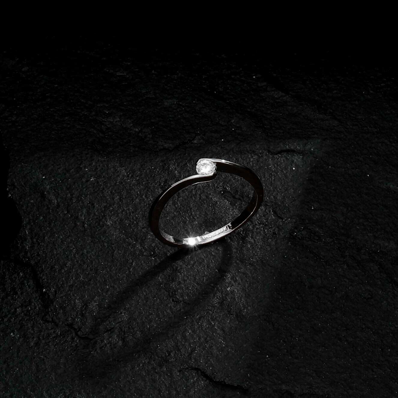 Anel Lilith Allure Prateado Solitário Ponto de Luz Zircônia / Lilith Allure Silver Solitaire Ring with Zirconia Light Point