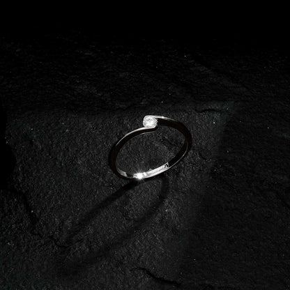 Anel Lilith Allure Prateado Solitário Ponto de Luz Zircônia / Lilith Allure Silver Solitaire Ring with Zirconia Light Point