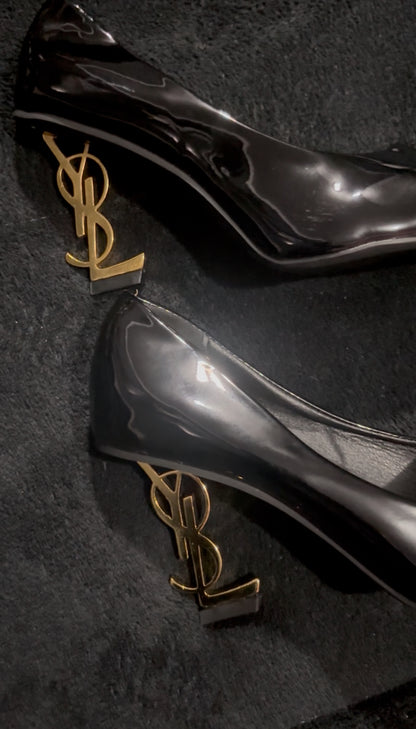 Scarpin Y Lilith Select – Preto & Dourado. Y Lilith Pumps Select – Black & Gold