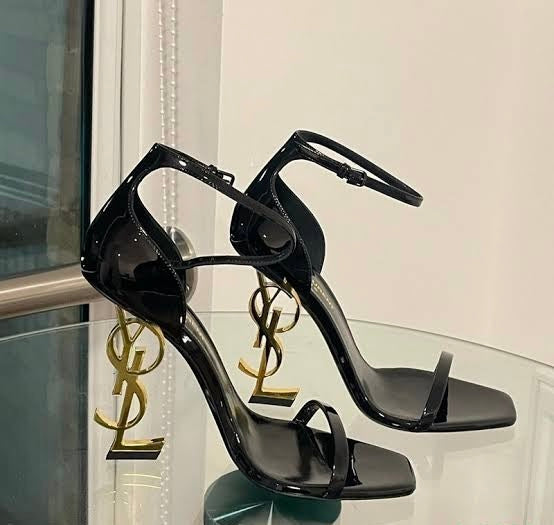 Salto Y Lilith Select Preto & Dourado. Y Lilith Select Heel – Black & Gold