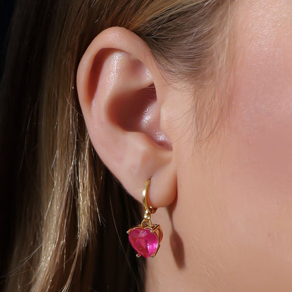 Brinco Lilith Allure Dourado Argolinha Pedra de Coração Rosa / Lilith Allure Gold Hoop Earring with Pink Heart Stone