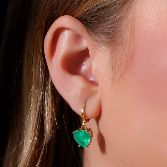 Brinco Lilith Allure Dourado Argolinha Pedra de Coração Verde / Lilith Allure Gold Hoop Earring with Green Heart Stone