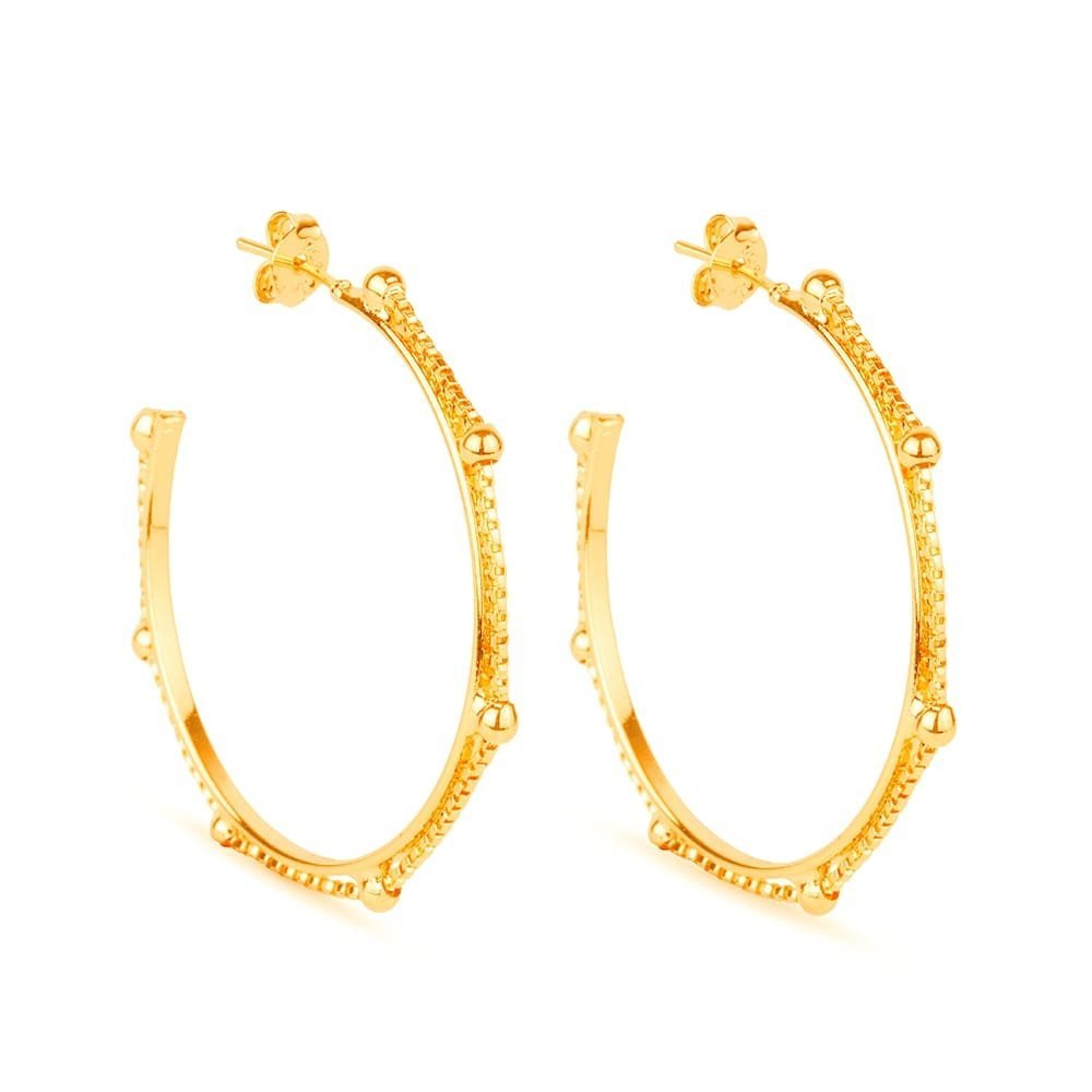 Brinco Lilith Allure Dourado de Argola com Corrente Esferas e Pérolas / Lilith Allure Gold Hoop Earrings with Chain, Beads, and Pearls