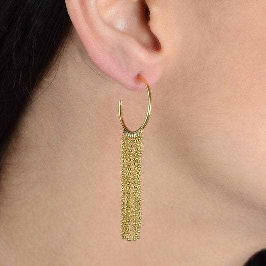 Brinco Lilith Allure Dourado de Argola e Franja / Lilith Allure Gold-Plated Hoop Earrings Featuring Fringe Details