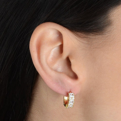 Brinco Lilith Allure Dourado de Argolinha com 7 Pedras de Zircônia / Lilith Allure Gold-Tone Small Hoop Earring with 7 Zirconia Stones