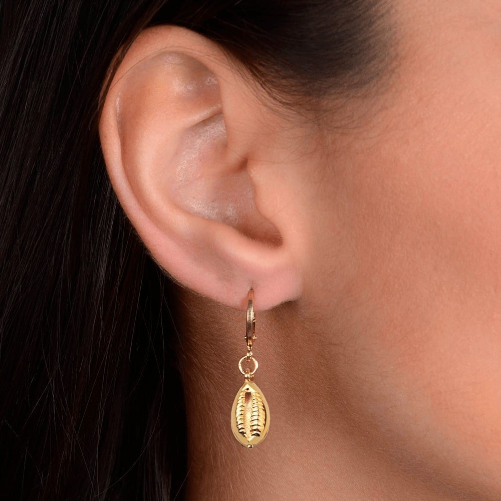 Brinco Lilith Allure Dourado de Argolinha Com Búzios / Lilith Allure Gold Huggie Earrings with Cowrie Shells