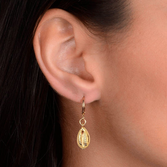Brinco Lilith Allure Dourado de Argolinha Com Búzios / Lilith Allure Gold Huggie Earrings with Cowrie Shells