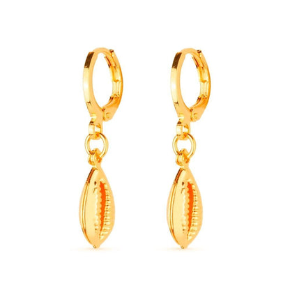 Brinco Lilith Allure Dourado de Argolinha Com Búzios / Lilith Allure Gold Huggie Earrings with Cowrie Shells